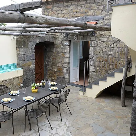 Giulia Apartahotel
