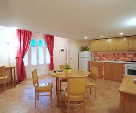 Giulia Apartahotel *